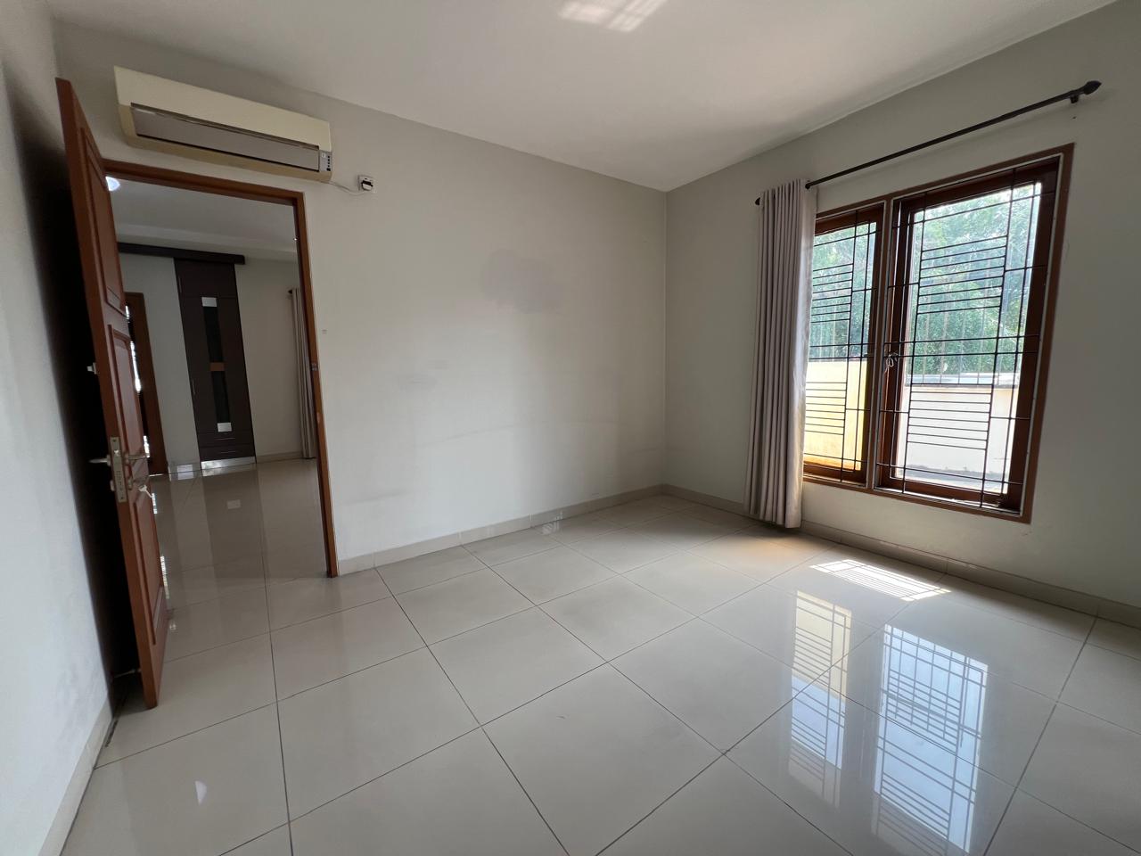 Rumah Sewa Semi Furnished Dekat Wijaya. Ada Kolam Renang