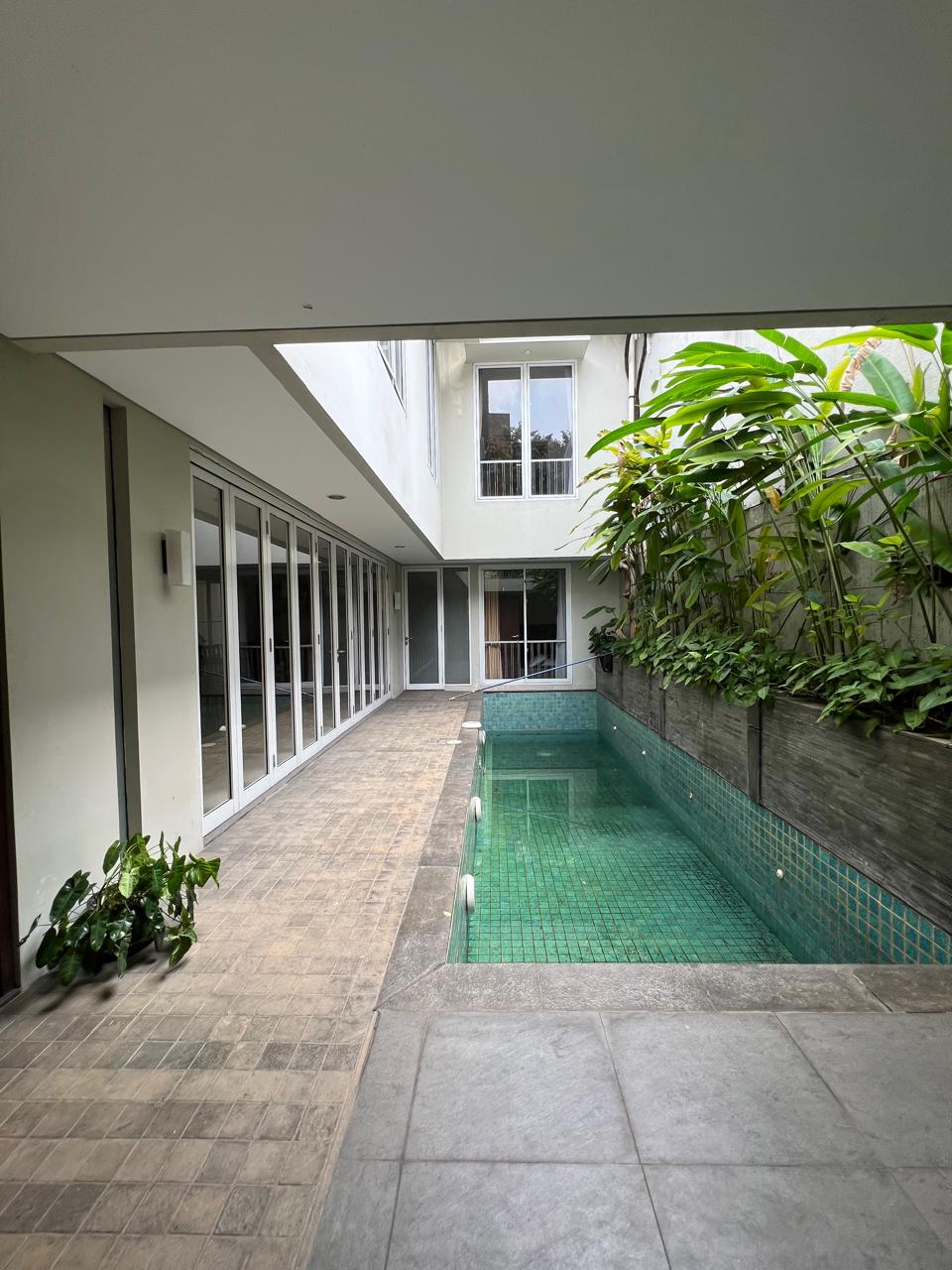 Rumah Sewa Semi Furnished Dekat Wijaya. 5 Kamar Tidur. Ada Kolam Renang