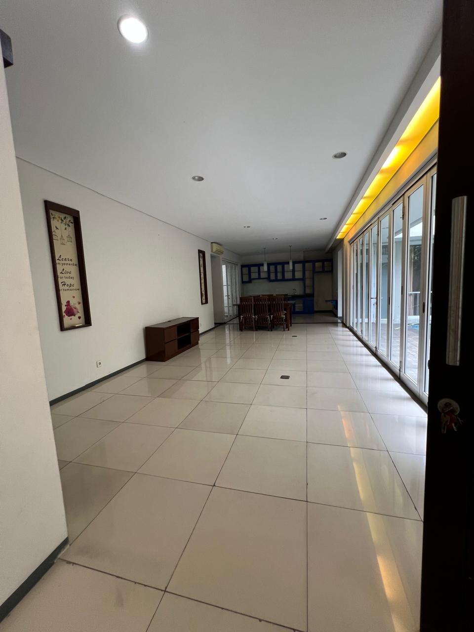 Rumah Sewa Semi Furnished Dekat Wijaya. 5 Kamar Tidur. Ada Kolam Renang