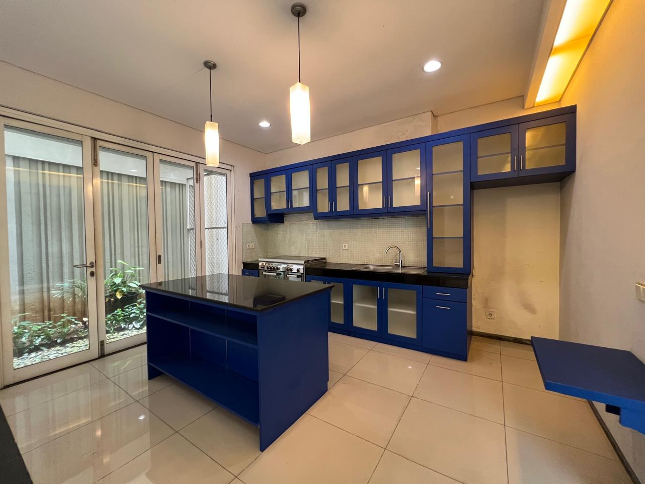 Rumah Sewa Semi Furnished Dekat Wijaya. 5 Kamar Tidur. Ada Kolam Renang