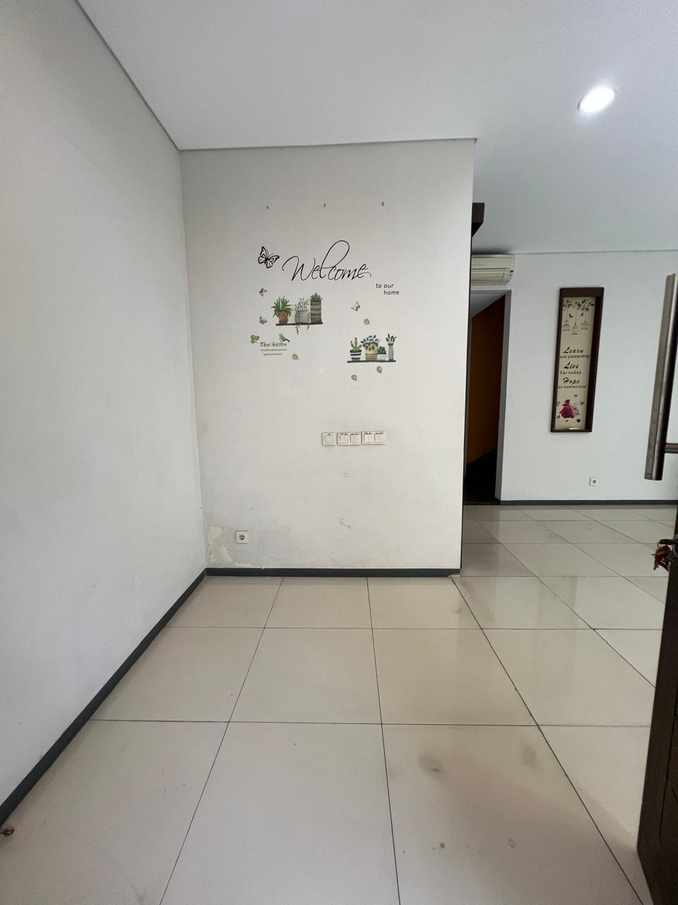 Rumah Sewa Semi Furnished Dekat Wijaya. 5 Kamar Tidur. Ada Kolam Renang