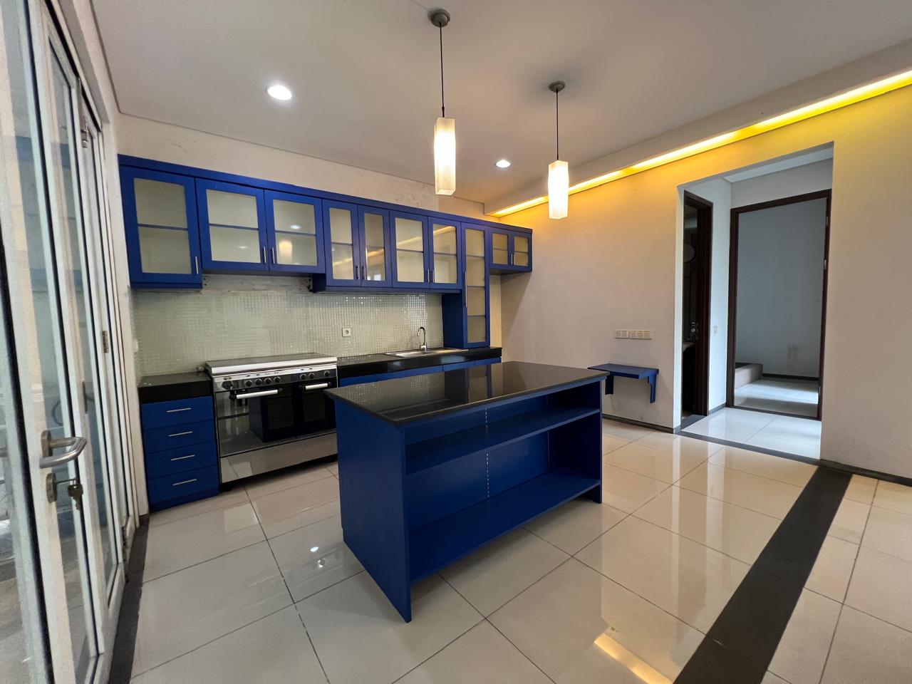 Rumah Sewa Semi Furnished Dekat Wijaya. 5 Kamar Tidur. Ada Kolam Renang