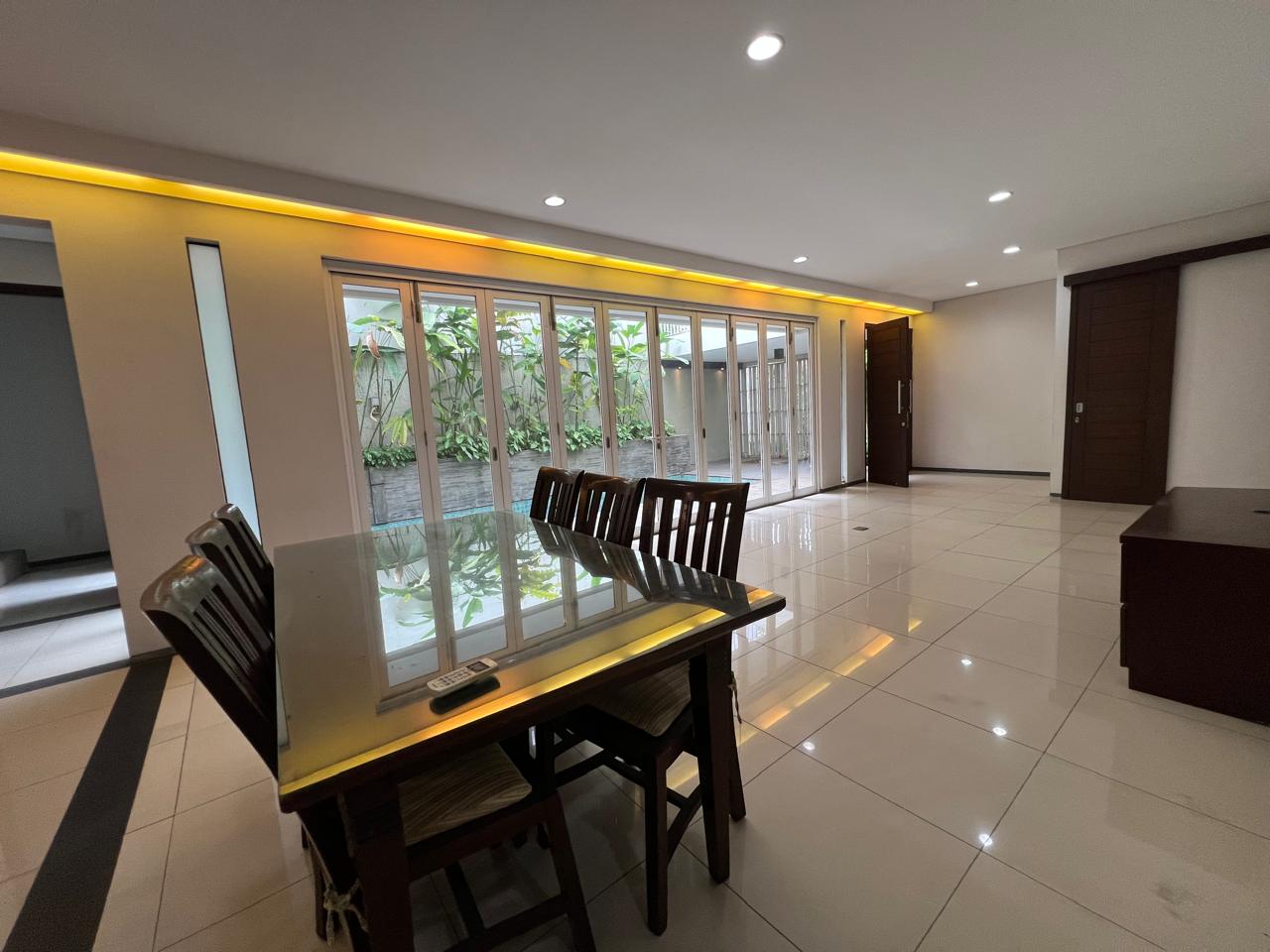 Rumah Sewa Semi Furnished Dekat Wijaya. 5 Kamar Tidur. Ada Kolam Renang