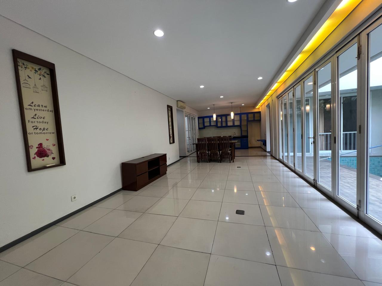 Rumah Sewa Semi Furnished Dekat Wijaya. 5 Kamar Tidur. Ada Kolam Renang