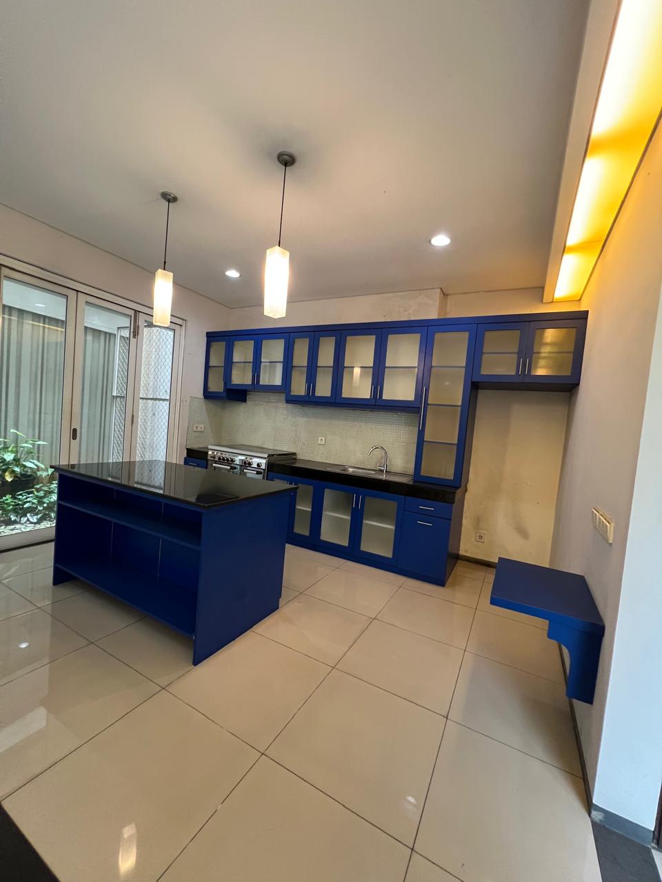 Rumah Sewa Semi Furnished Dekat Wijaya. 5 Kamar Tidur. Ada Kolam Renang