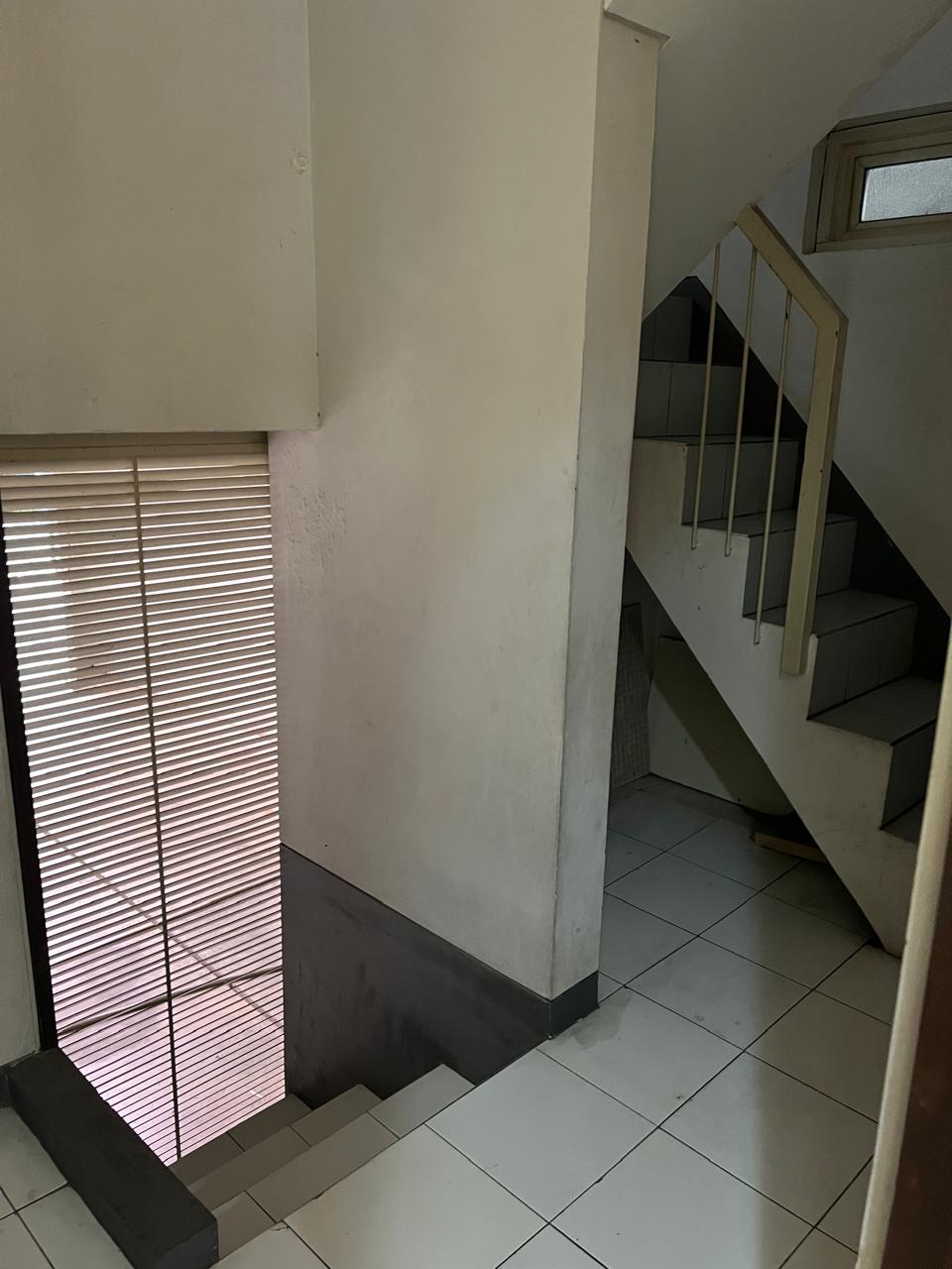 Rumah Sewa Semi Furnished Dekat Wijaya. 5 Kamar Tidur. Ada Kolam Renang