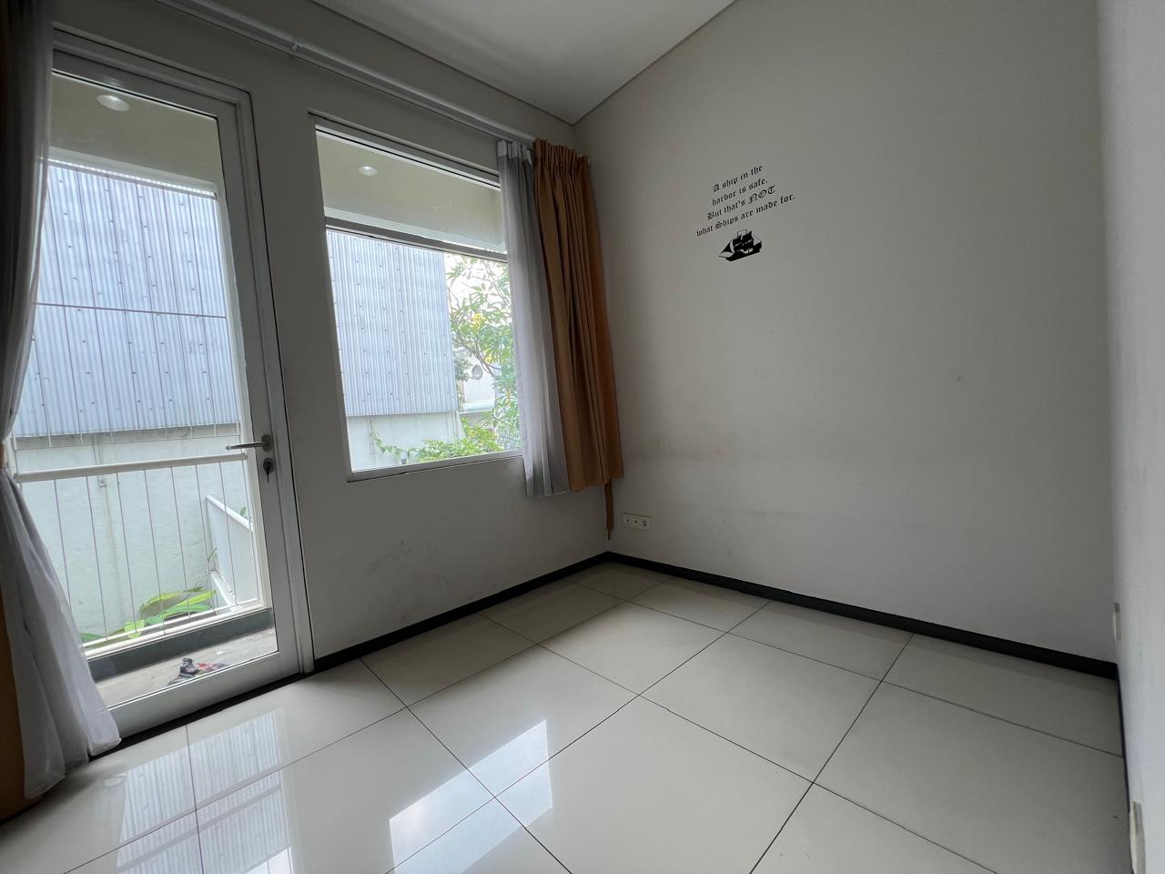 Rumah Sewa Semi Furnished Dekat Wijaya. 5 Kamar Tidur. Ada Kolam Renang