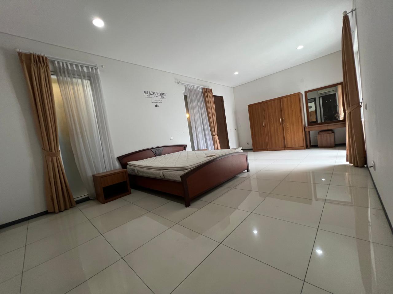 Rumah Sewa Semi Furnished Dekat Wijaya. 5 Kamar Tidur. Ada Kolam Renang