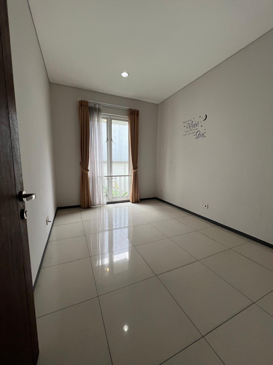 Rumah Sewa Semi Furnished Dekat Wijaya. 5 Kamar Tidur. Ada Kolam Renang