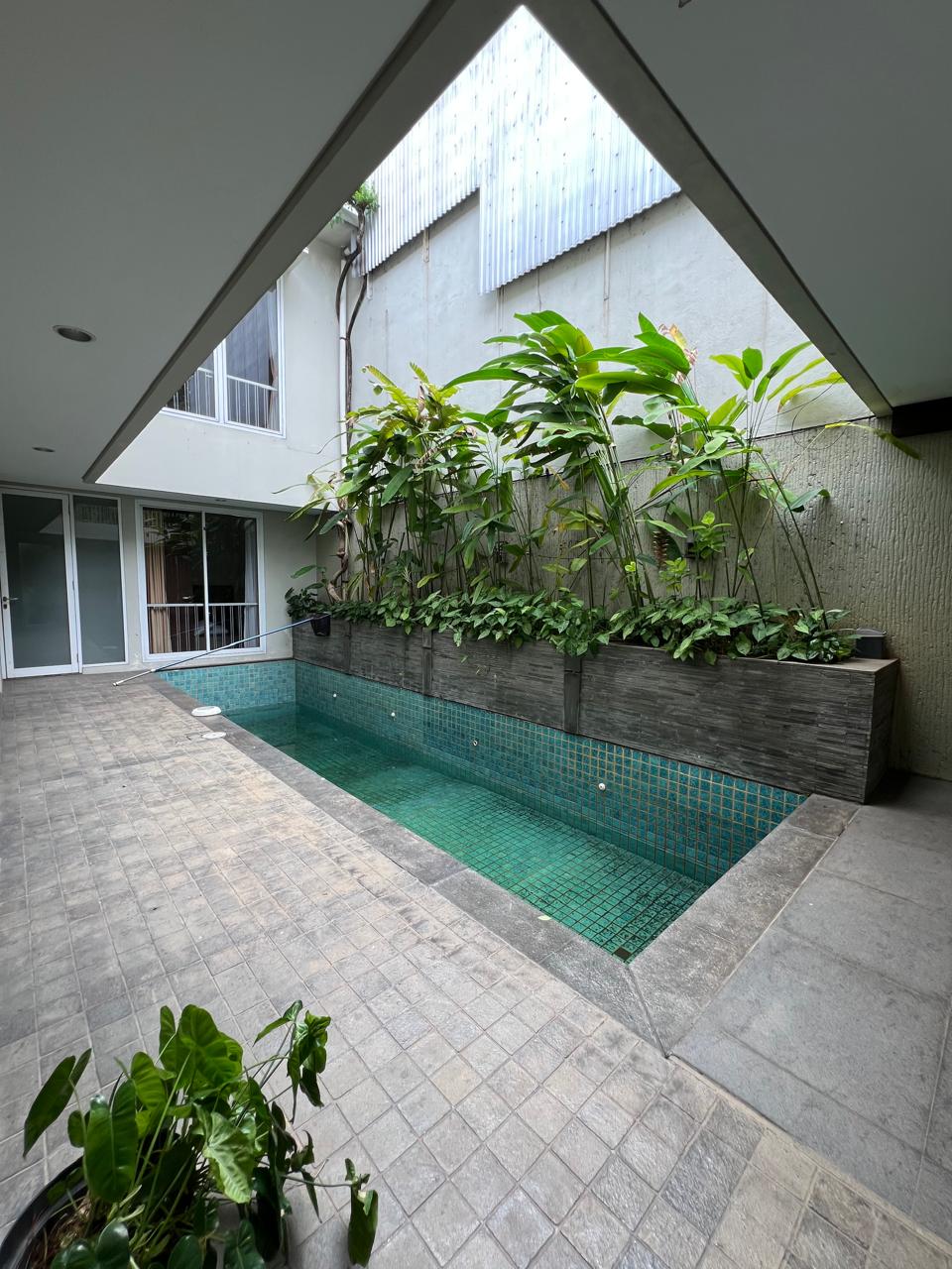 Rumah Sewa Semi Furnished Dekat Wijaya. 5 Kamar Tidur. Ada Kolam Renang