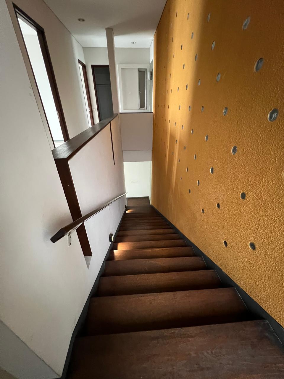 Rumah Sewa Semi Furnished Dekat Wijaya. 5 Kamar Tidur. Ada Kolam Renang
