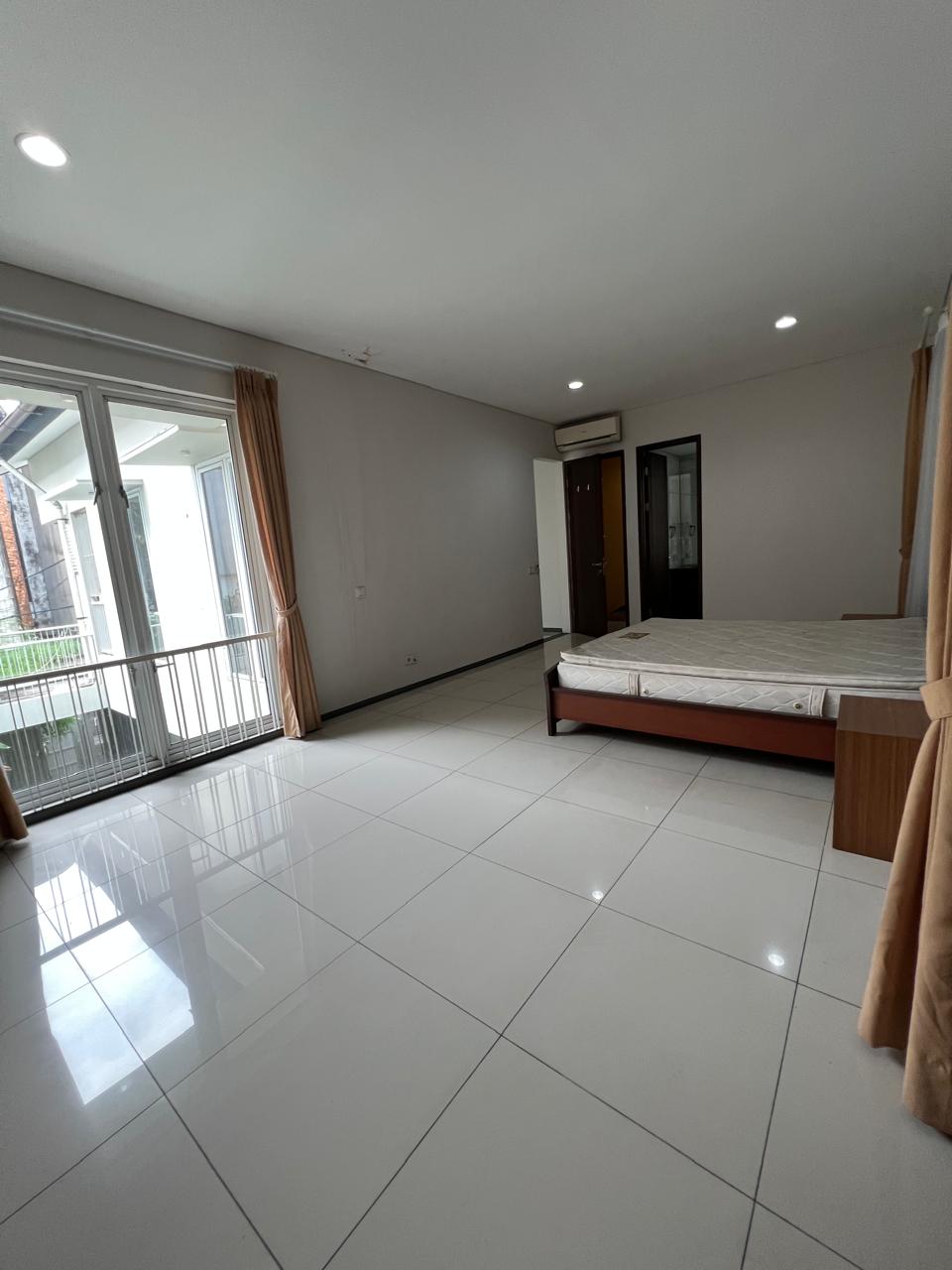 Rumah Sewa Semi Furnished Dekat Wijaya. 5 Kamar Tidur. Ada Kolam Renang