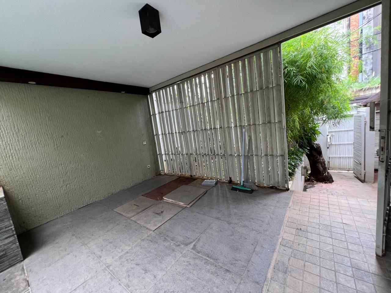 Rumah Sewa Semi Furnished Dekat Wijaya. 5 Kamar Tidur. Ada Kolam Renang