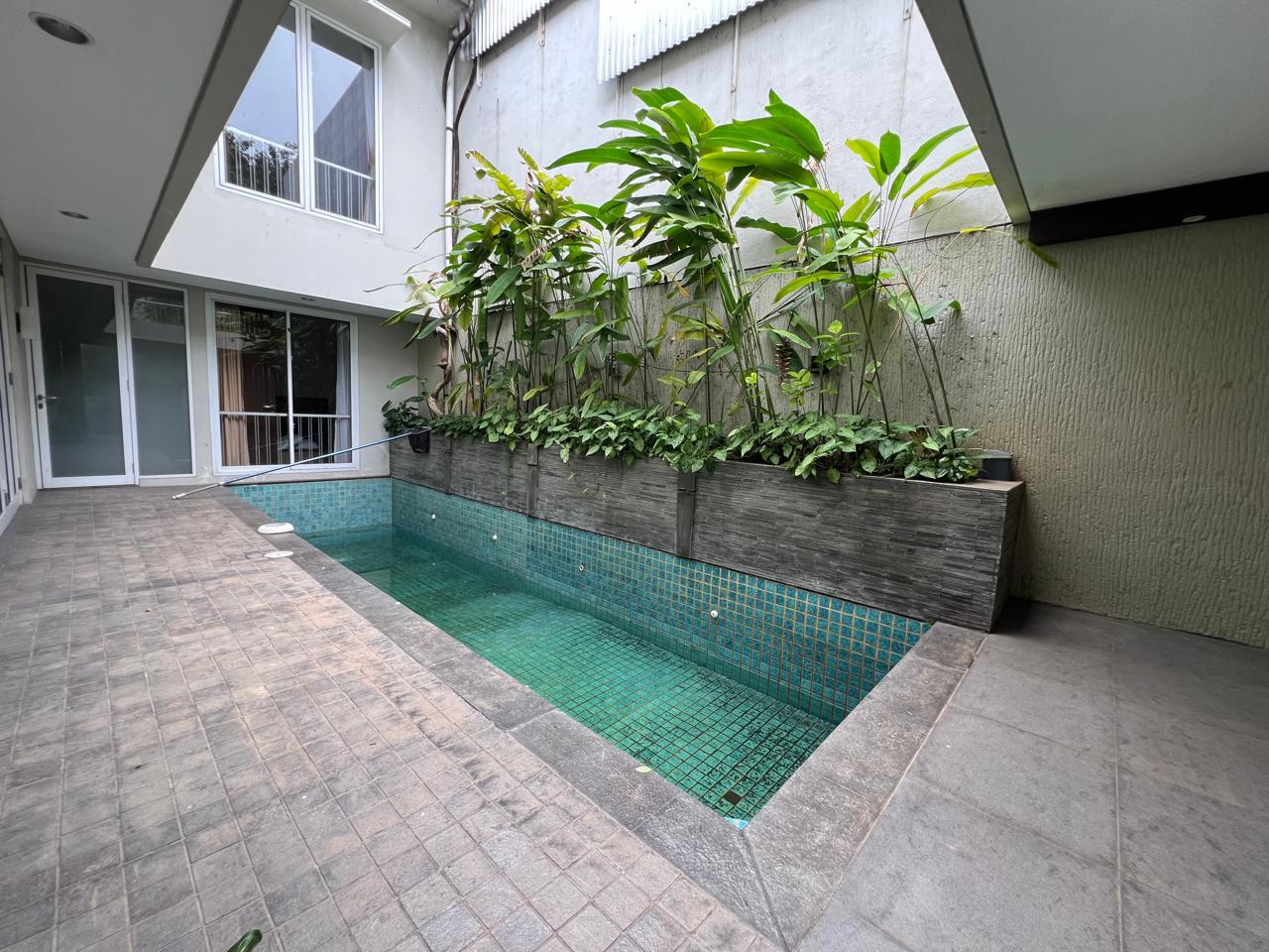 Rumah Sewa Semi Furnished Dekat Wijaya. 5 Kamar Tidur. Ada Kolam Renang