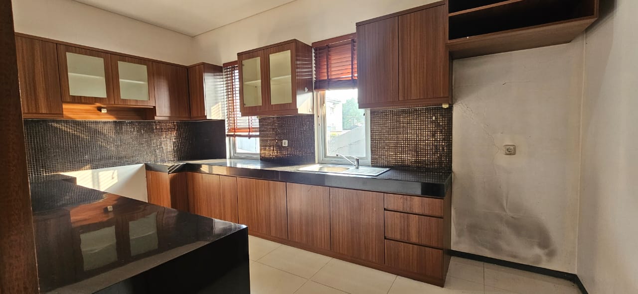 Rumah Sewa Dekat Wijaya, Ada Roof Top dan Multifunction Room