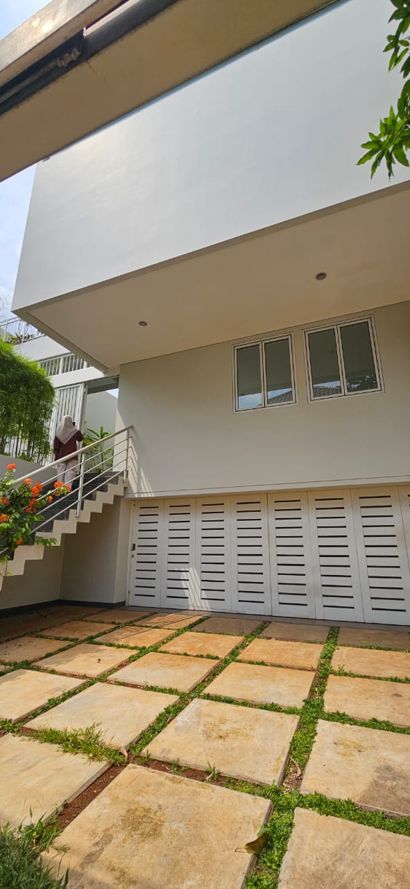 Rumah Sewa 2 Lantai Dekat ke Blok M. Ada Kolam Renang