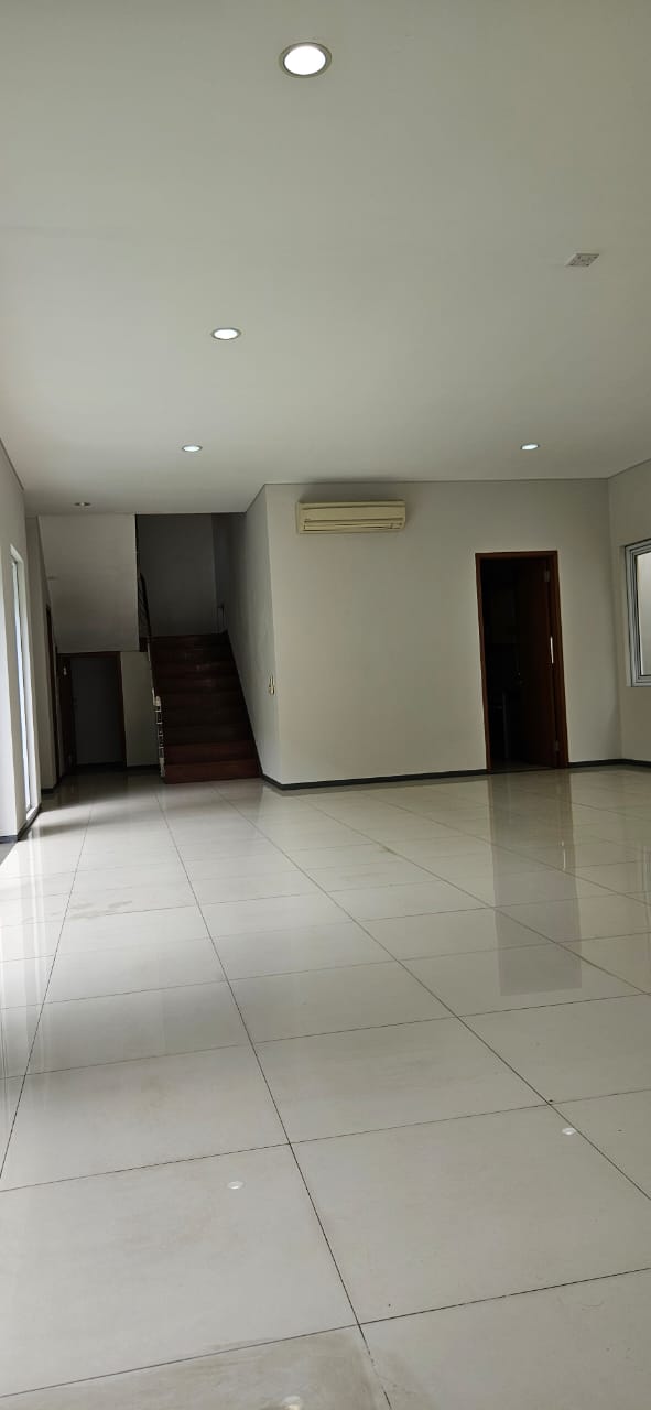 Rumah Sewa 2 Lantai Dekat ke Blok M. Ada Kolam Renang