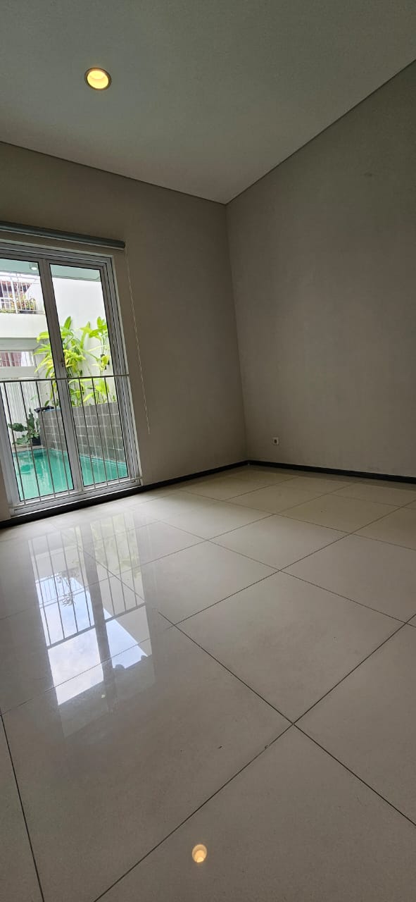 Rumah Sewa 2 Lantai Dekat ke Blok M. Ada Kolam Renang