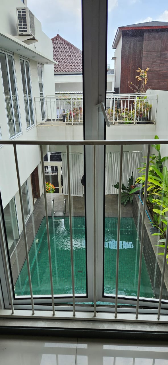 Rumah Sewa 2 Lantai Dekat ke Blok M. Ada Kolam Renang