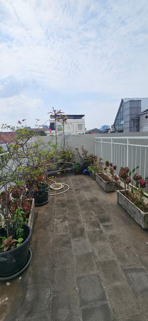Rumah Sewa 2 Lantai Dekat ke Blok M. Ada Kolam Renang