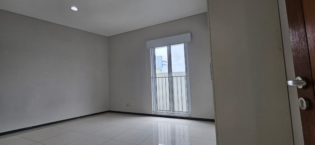 Rumah Sewa 2 Lantai Dekat ke Blok M. Ada Kolam Renang