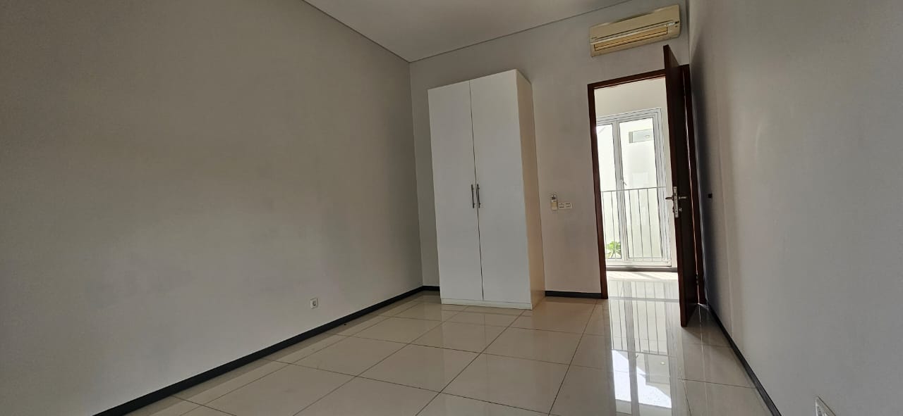 Rumah Sewa 2 Lantai Dekat ke Blok M. Ada Kolam Renang