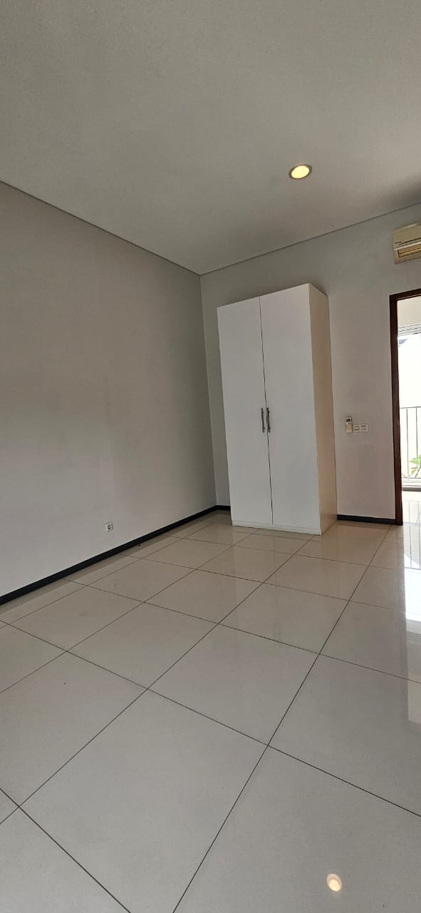 Rumah Sewa 2 Lantai Dekat ke Blok M. Ada Kolam Renang