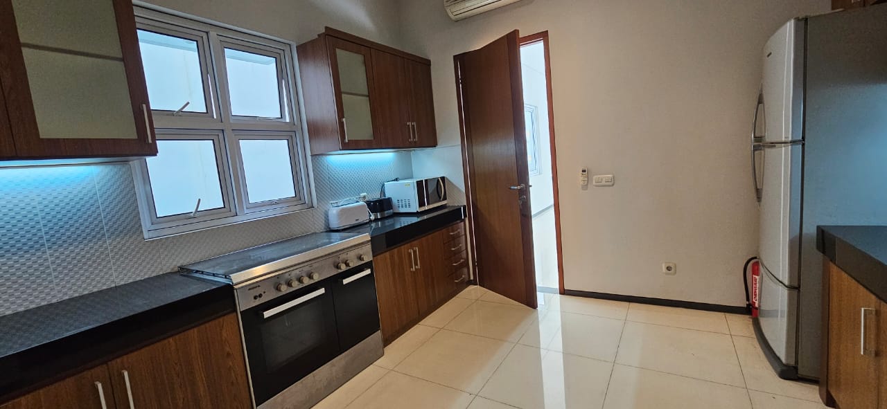 Rumah Sewa 2 Lantai Dekat ke Blok M. Ada Kolam Renang
