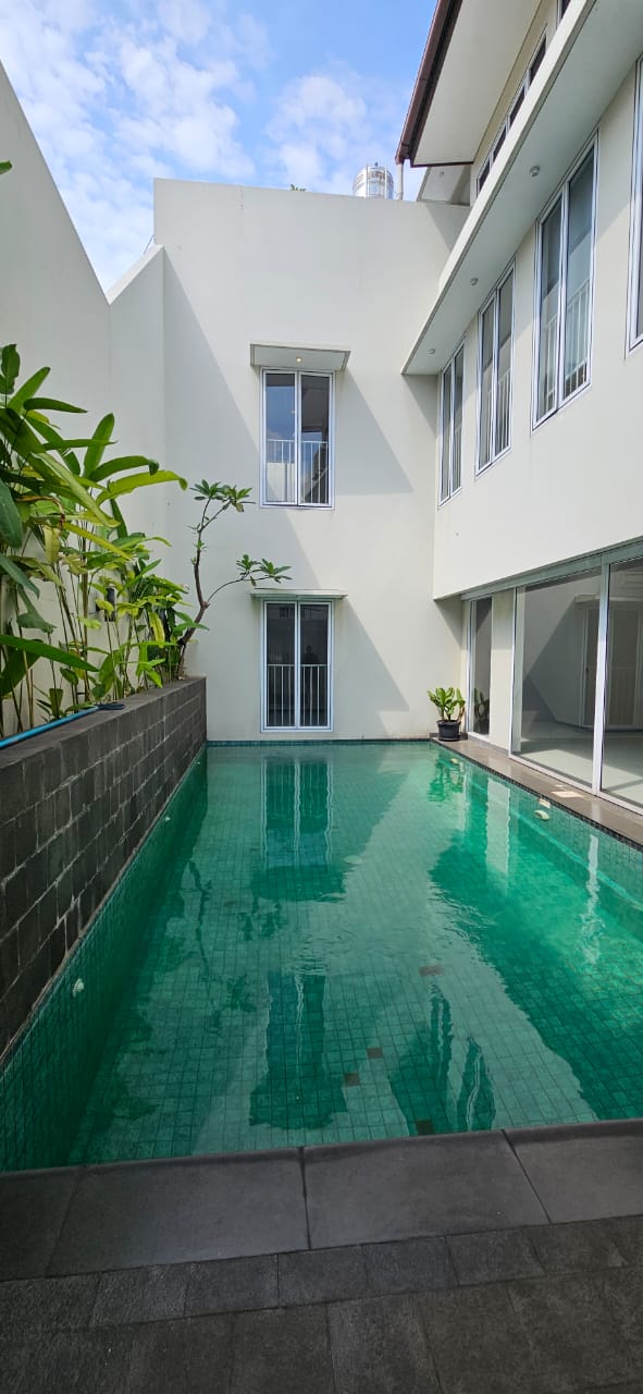 Rumah Sewa 2 Lantai Dekat ke Blok M. Ada Kolam Renang