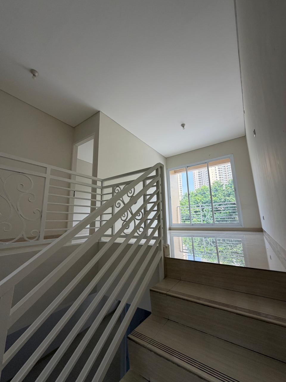 Rumah Sewa 2 Lantai, Unfurnish, Ada AC dan Gudang
