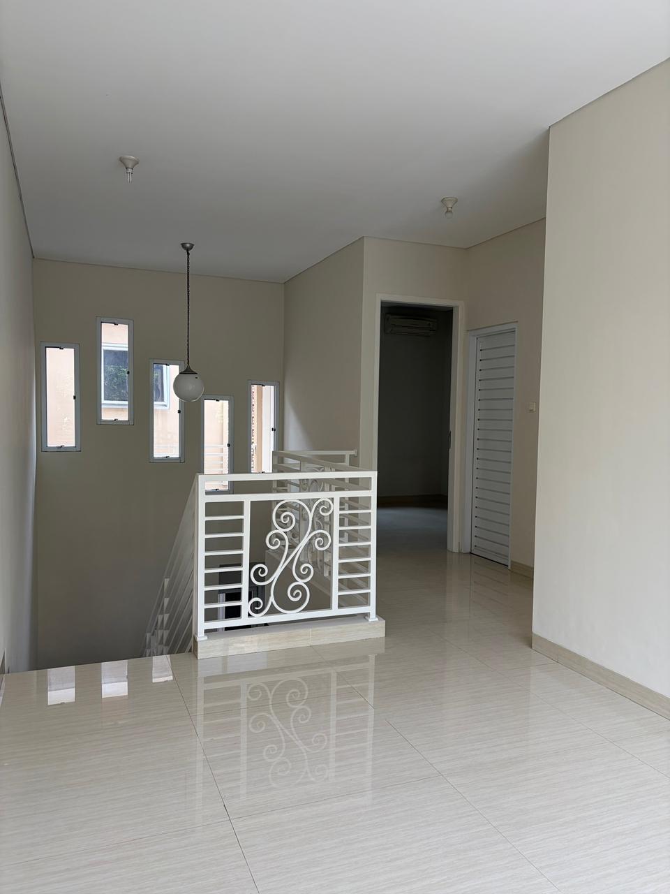 Rumah Sewa 2 Lantai, Unfurnish, Ada AC dan Gudang