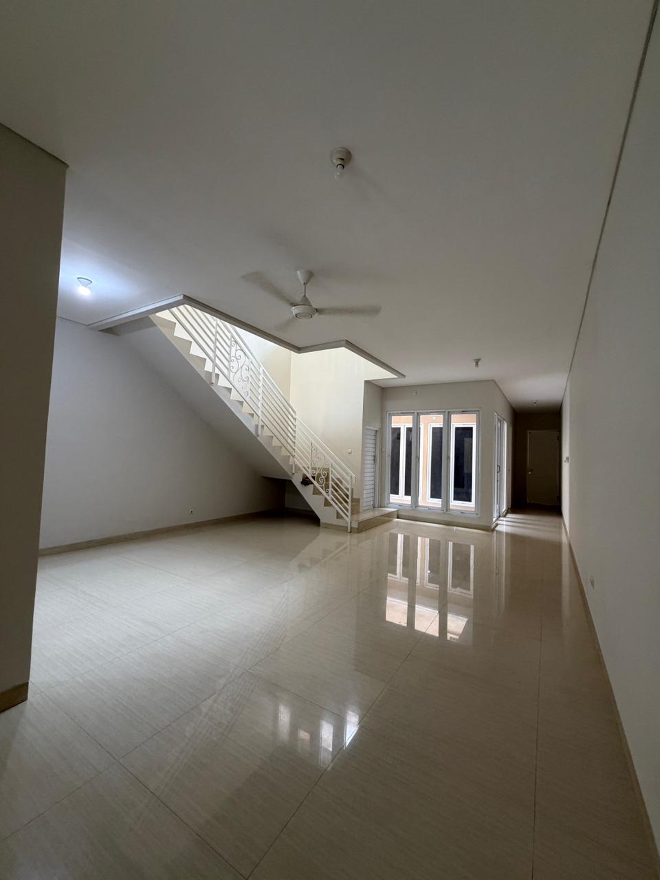 Rumah Sewa 2 Lantai, Unfurnish, Ada AC dan Gudang