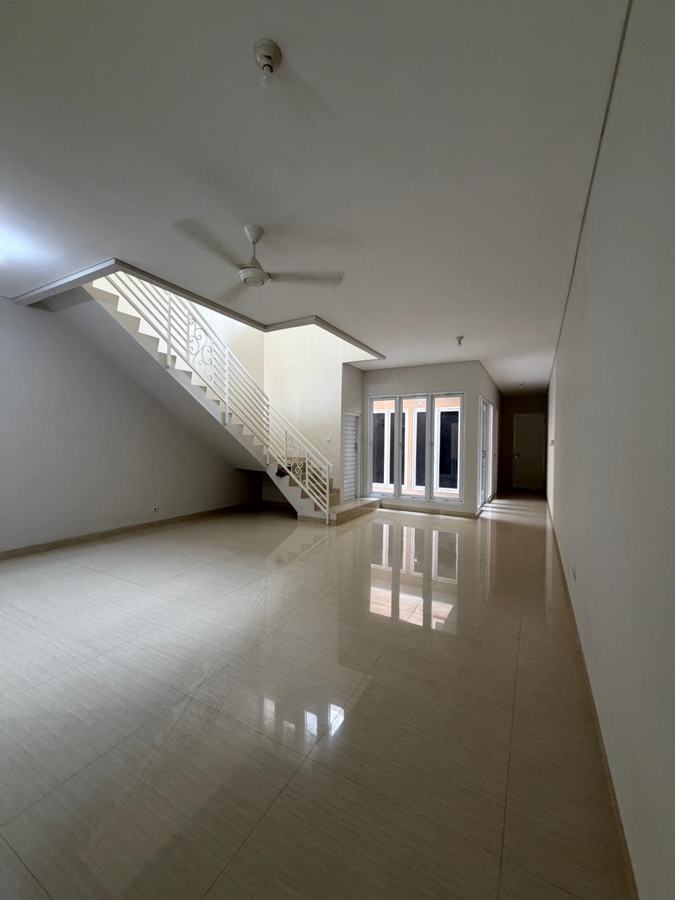 Rumah Sewa 2 Lantai, Unfurnish, Ada AC dan Gudang