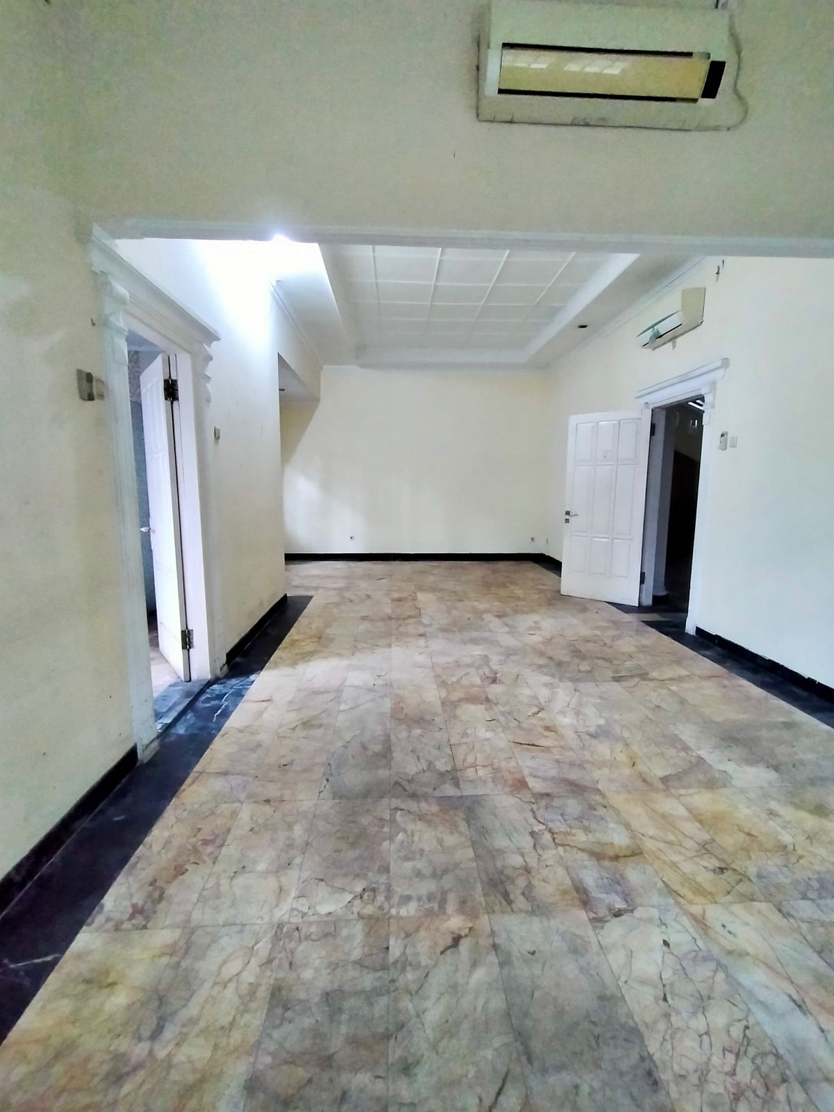 Rumah 2 Lantai di Lokasi Premium dekat SCBD - Ada Kolam Renang