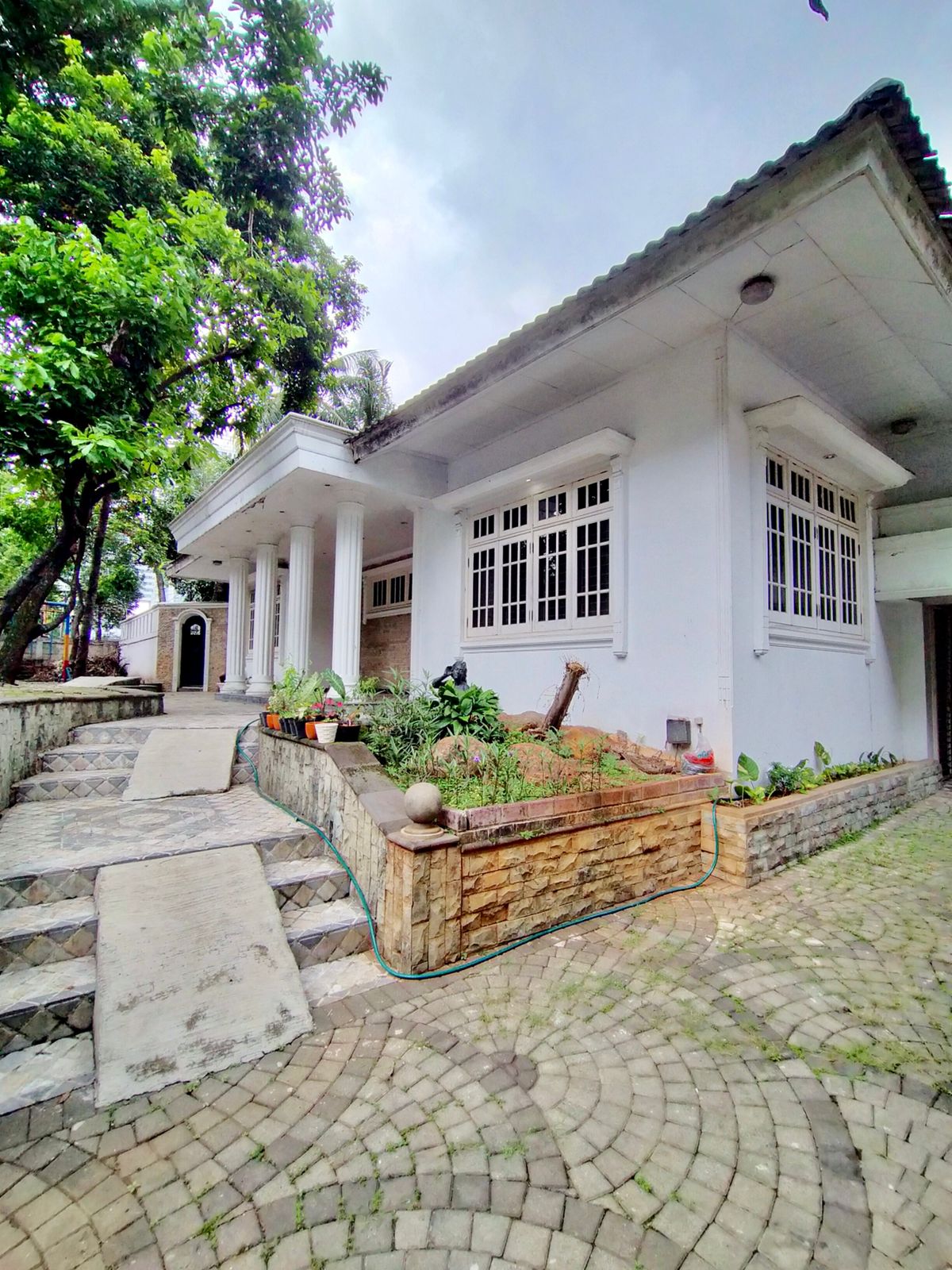 Rumah 2 Lantai di Lokasi Premium dekat SCBD - Ada Kolam Renang