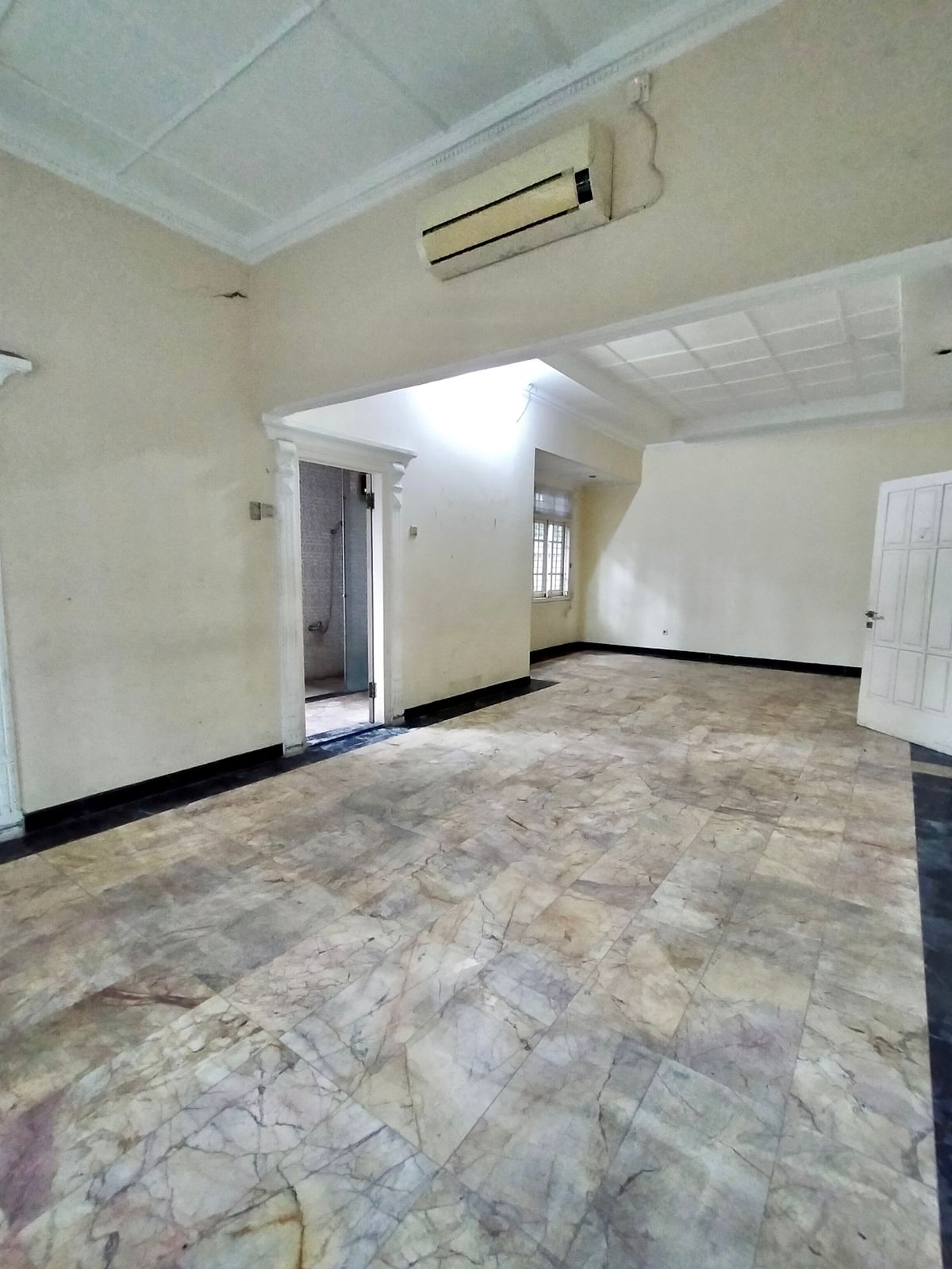 Rumah 2 Lantai di Lokasi Premium dekat SCBD - Ada Kolam Renang