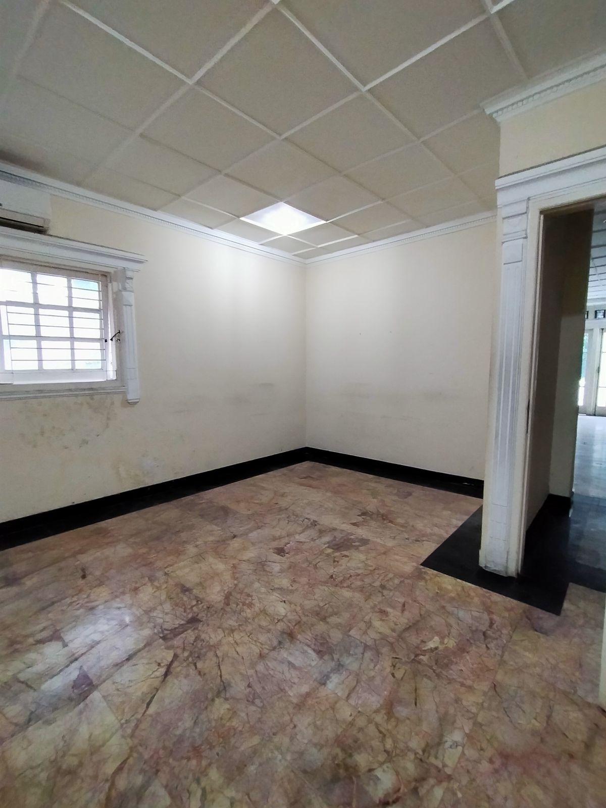 Rumah 2 Lantai di Lokasi Premium dekat SCBD - Ada Kolam Renang