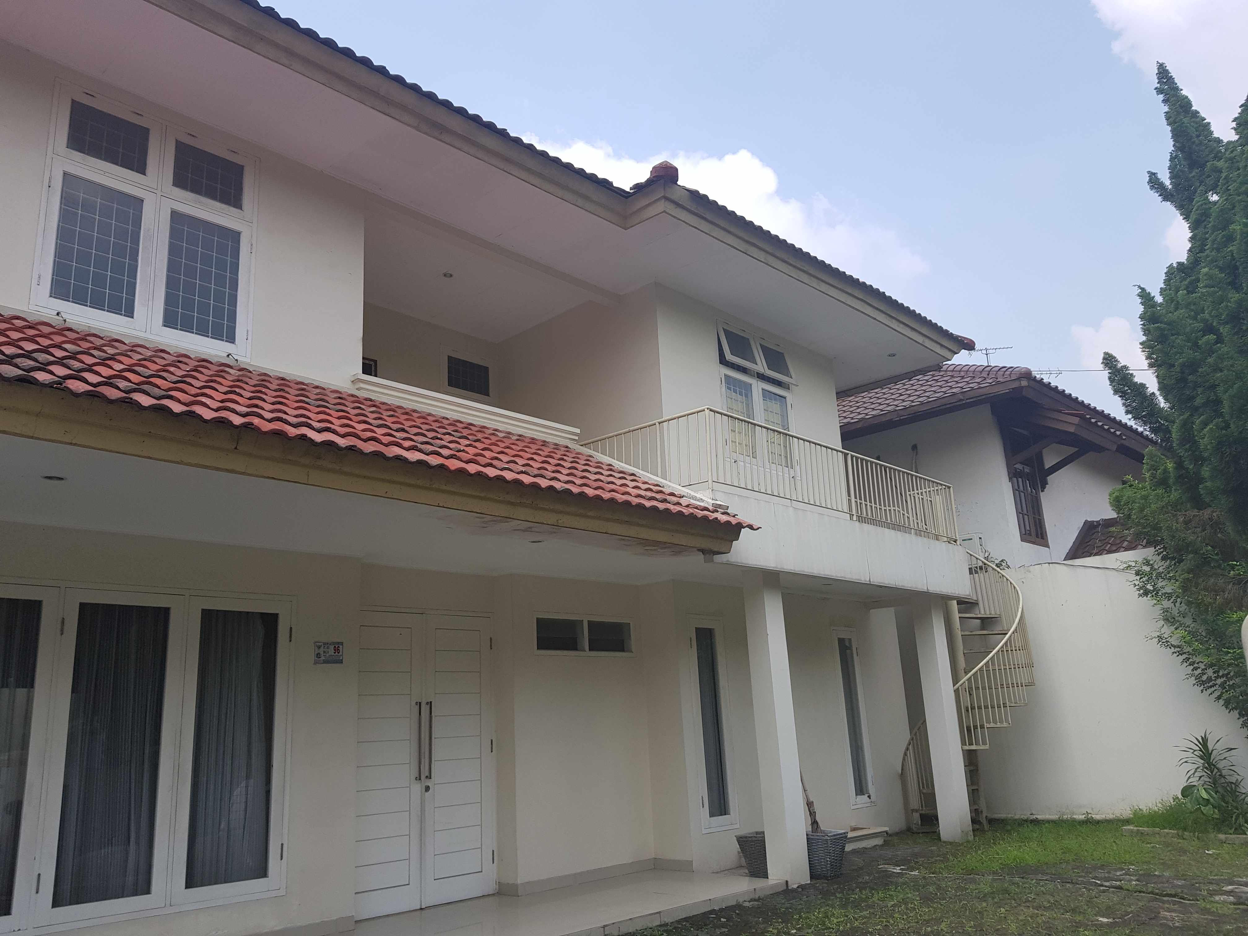 Rumah Cocok Kantor atau Rumah Tinggal di Lebak Bulus. Dekat MRT. Lokasi Strategis