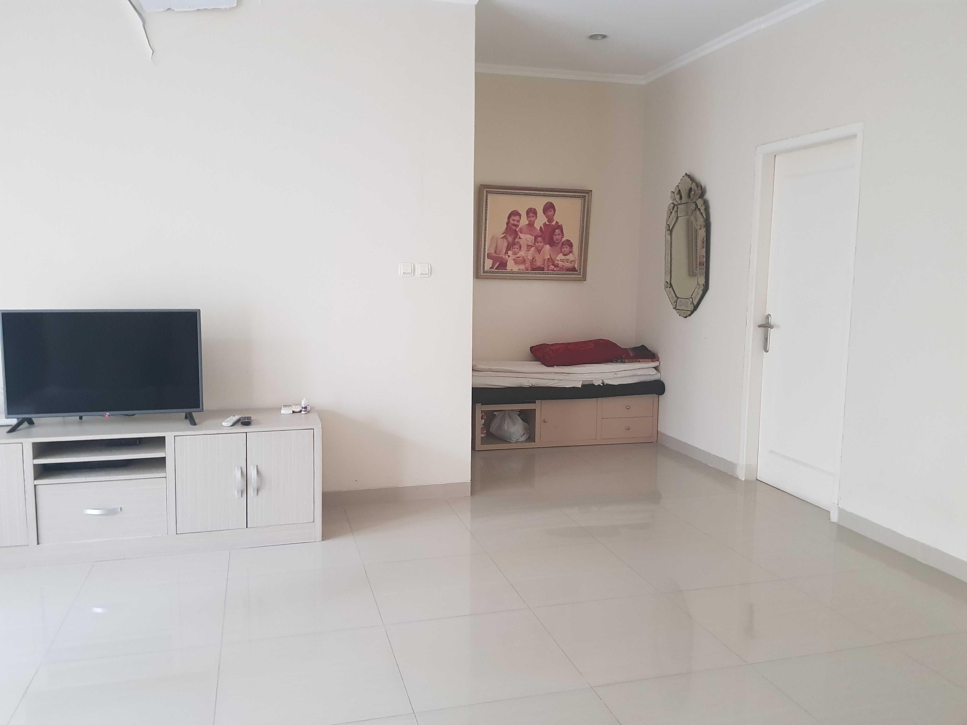 Rumah Cocok Kantor atau Rumah Tinggal di Lebak Bulus. Dekat MRT. Lokasi Strategis
