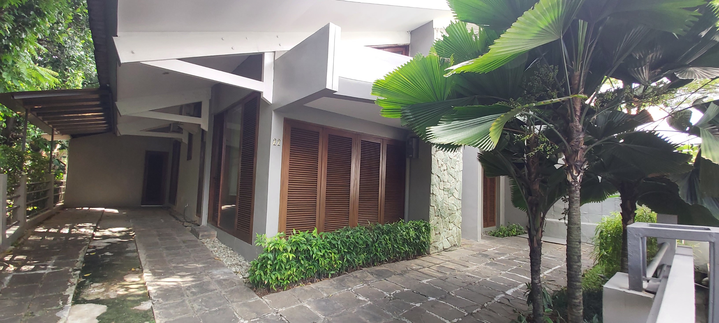 Rumah 2 Lantai di Pondok Indah, Bisa Jalan Kaki ke PIM. Ada Gudang