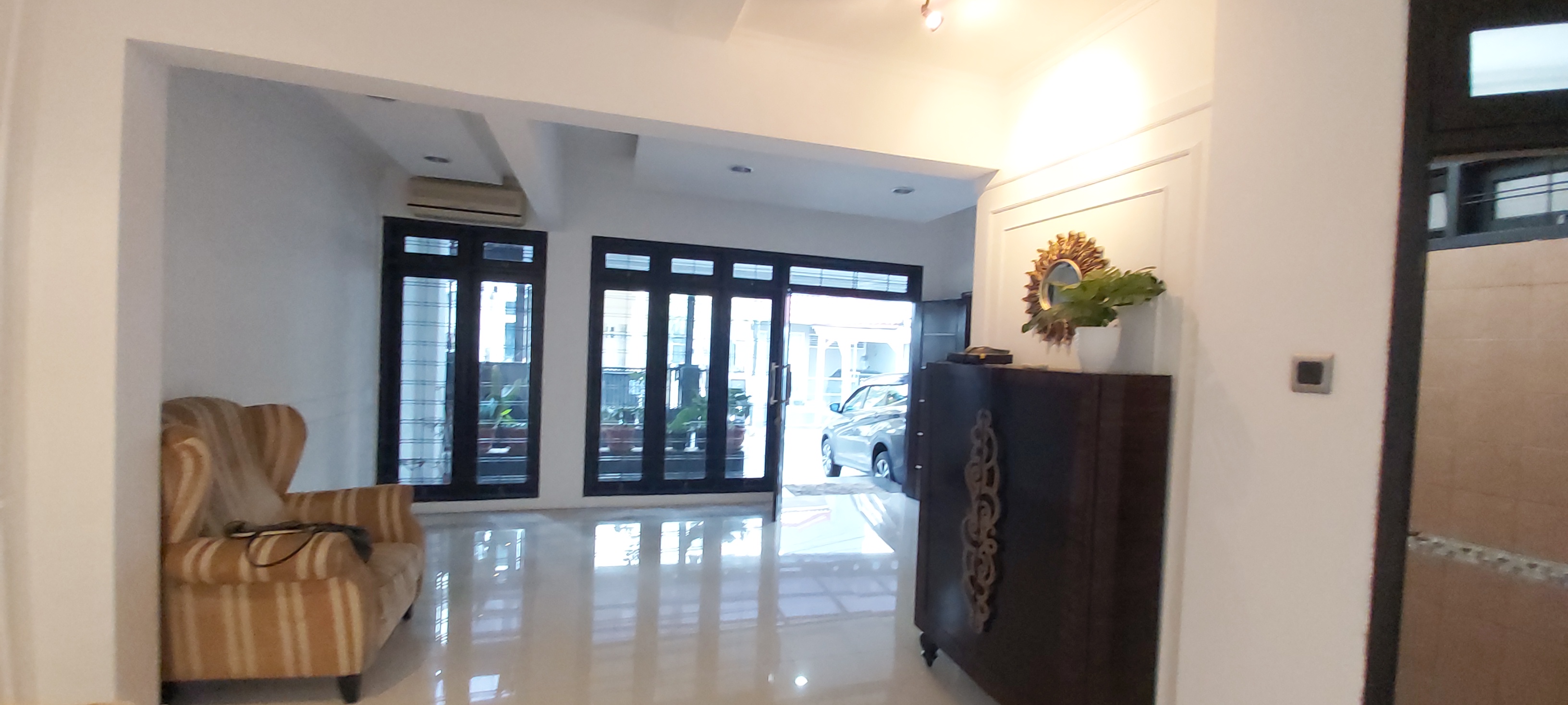 Rumah di Pondok Indah-2 Lantai, Dekat Pondok Indah Mal, Siap Huni