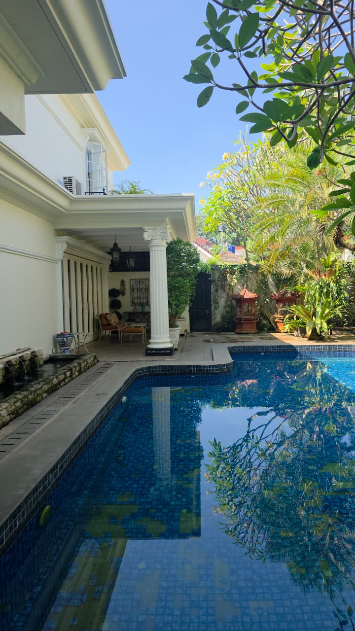 Rumah di Hook Mewah Classic Modern. Dalam Komplek One Gate System, Ada Ruang Gym