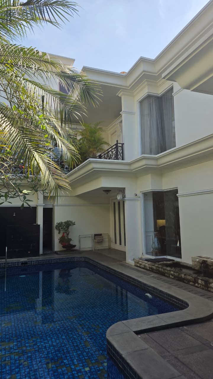 Rumah di Hook Mewah Classic Modern. Dalam Komplek One Gate System, Ada Ruang Gym