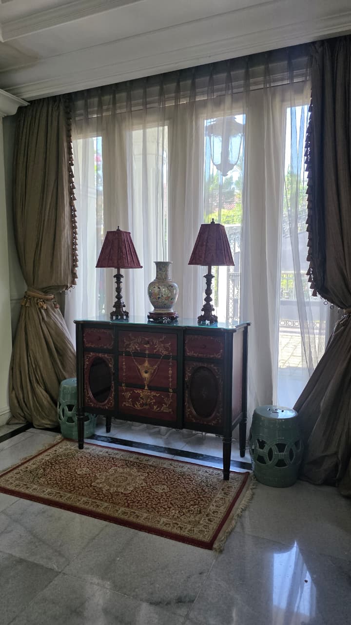 Rumah di Hook Mewah Classic Modern. Dalam Komplek One Gate System, Ada Ruang Gym