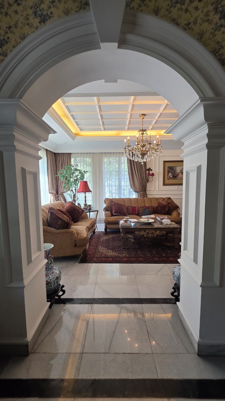 Rumah di Hook Mewah Classic Modern. Dalam Komplek One Gate System, Ada Ruang Gym