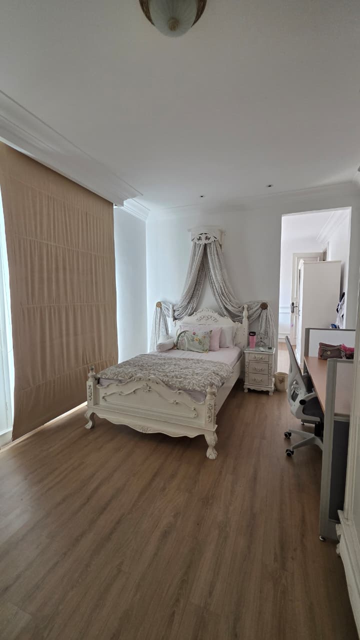 Rumah di Hook Mewah Classic Modern. Dalam Komplek One Gate System, Ada Ruang Gym
