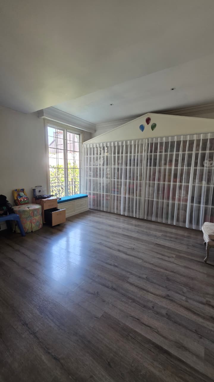 Rumah di Hook Mewah Classic Modern. Dalam Komplek One Gate System, Ada Ruang Gym