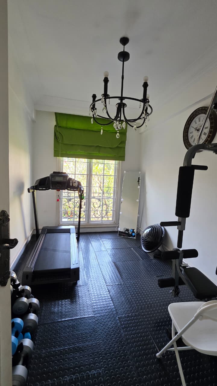 Rumah di Hook Mewah Classic Modern. Dalam Komplek One Gate System, Ada Ruang Gym