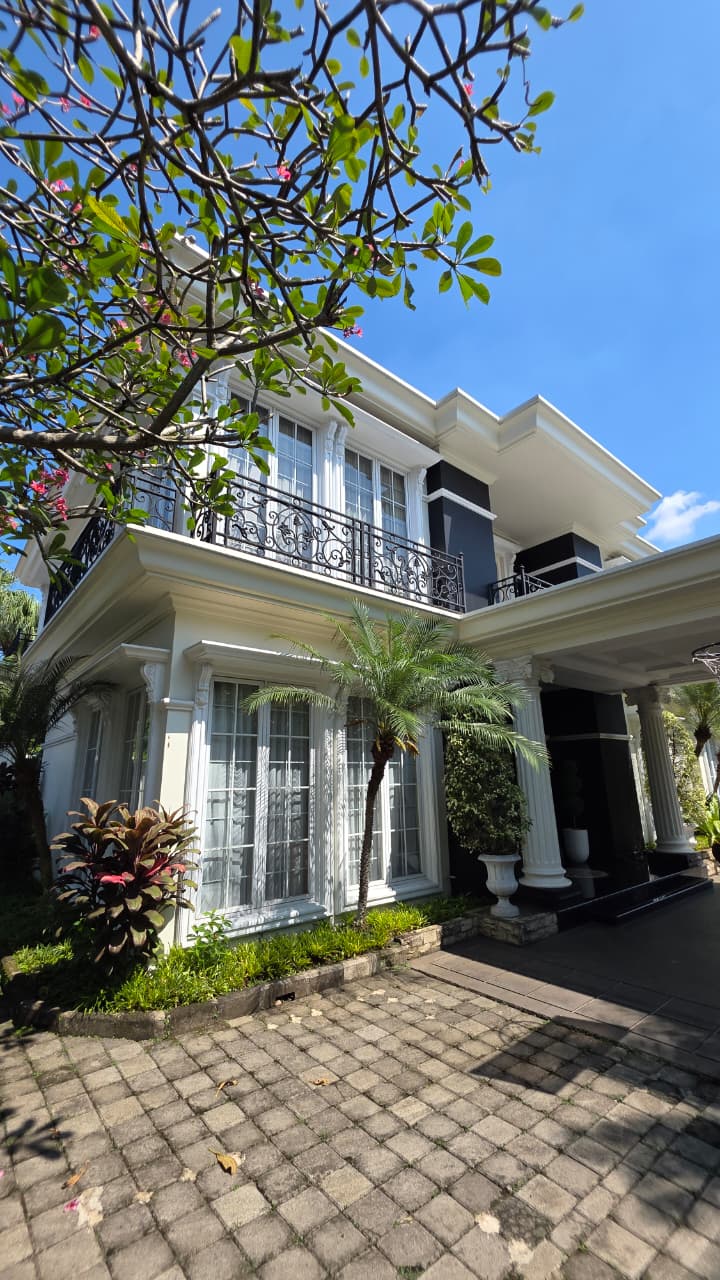 Rumah di Hook Mewah Classic Modern. Dalam Komplek One Gate System, Ada Ruang Gym