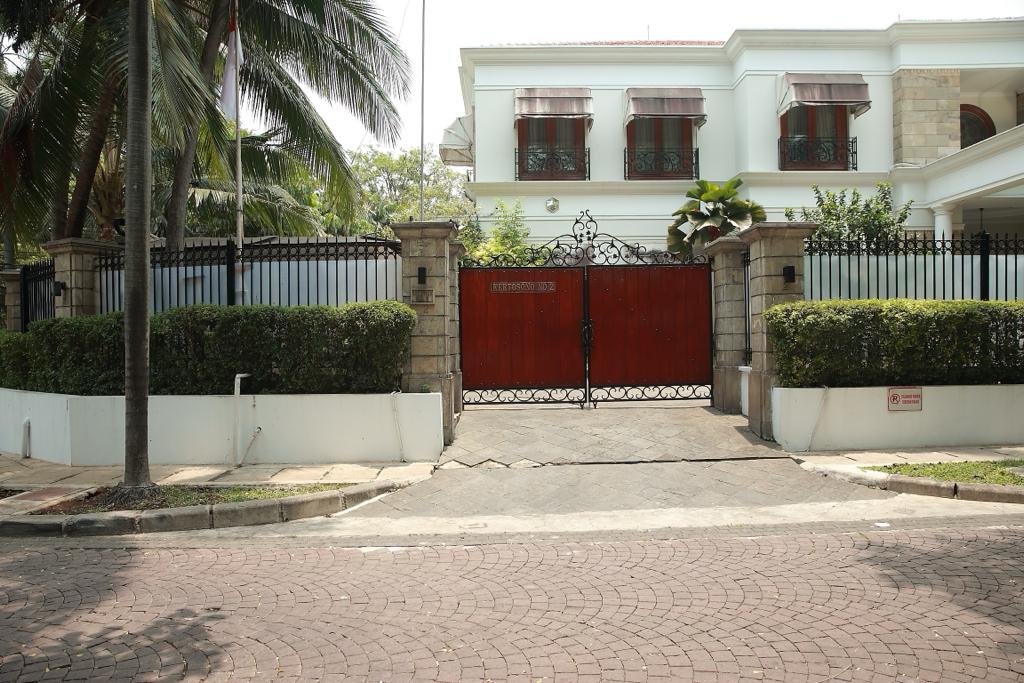 Rumah Mewah Classic Hook Depan Taman di Kawasan Elite Menteng LT 1.100 m²